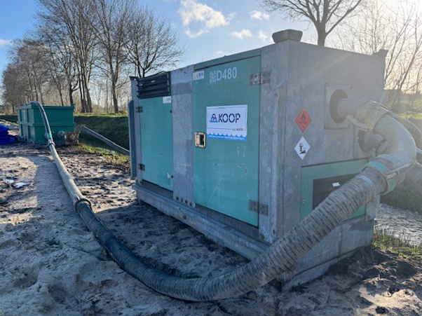 Grundwasserhaltung vor Ort: Vakuum-Pumpenaggregat mit Sandfang im Einsatz